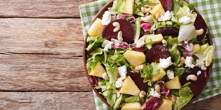 Salata sa ovčijim sirom, ananasom i cveklom