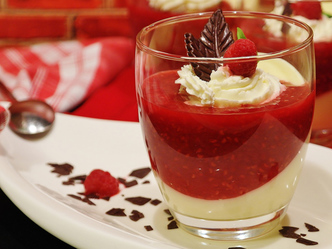 Domaći puding od vanile s prelivom od maline