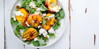 Salata sa breskvama i mocarelom