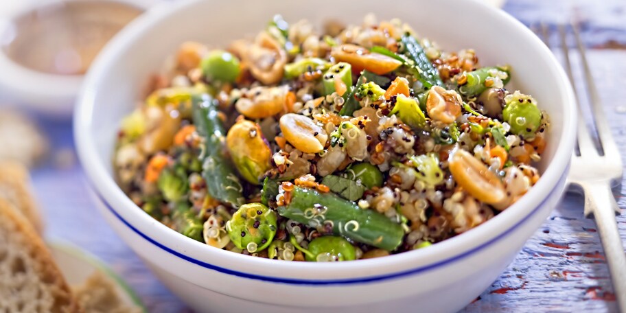 Veganska salata sa kinoom, pirinčem, kikirikijem, bademom i pistaćima