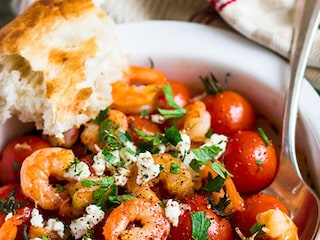 Salata sa škampima, čeri paradajzom i feta sirom