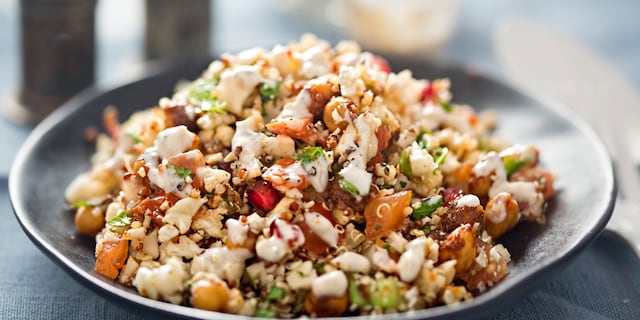 Salata sa kinoom, karfiolom, leblebijama i feta sirom