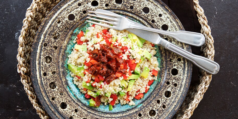 Kinoa salata sa avokadom, paprikom i sušenim paradajzom