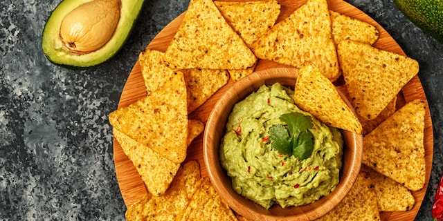Avokado sos i tortilja čips
