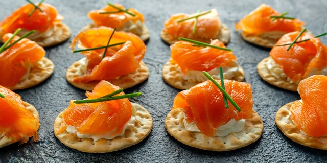 Krekeri sa dimljenim lososom