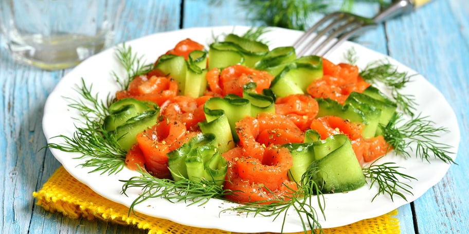 Letnja salata sa krastavcem i lososom
