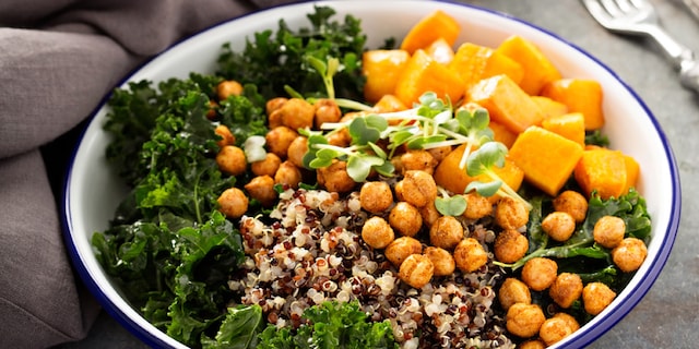 Veganska salata sa leblebijama, kinoom, pikantnim kikirikijem i keljom