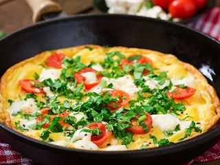 Omlet sa čeri paradajzom i feta sirom