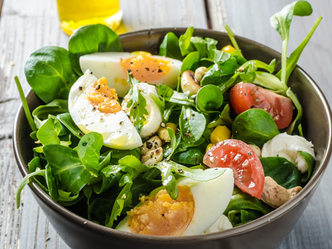 Osvežavajuća salata sa spanaćem i kuvanim jajima