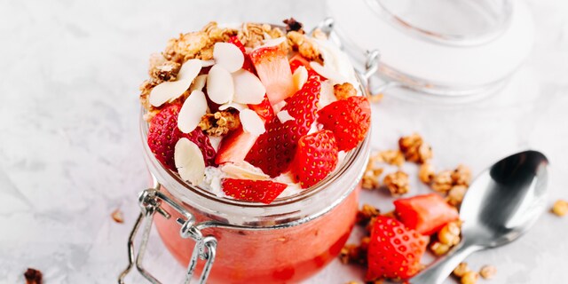 Smoothie sa jagodama i bademima