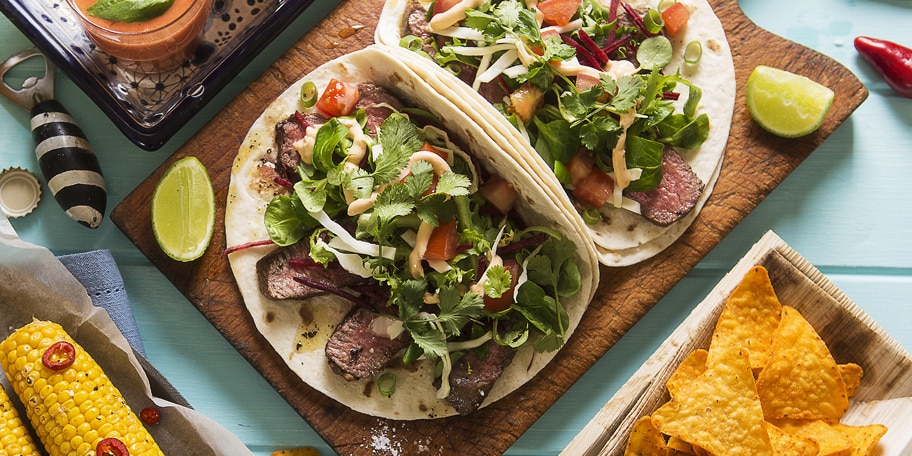 Tortilja punjena mesom, povrćem i sirom