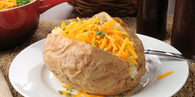 Punjeni krompir sa čedar sirom i vlašcem