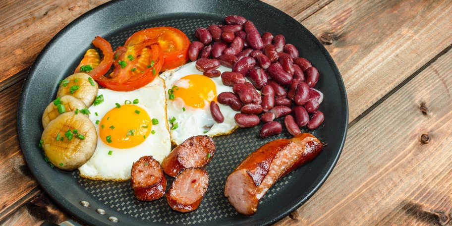 Jaja na oko sa kobasicom i crvenim pasuljem