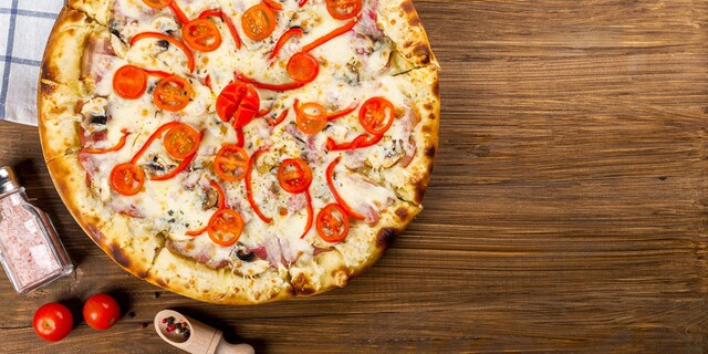 Pikantna pica sa pršutom i čilijem