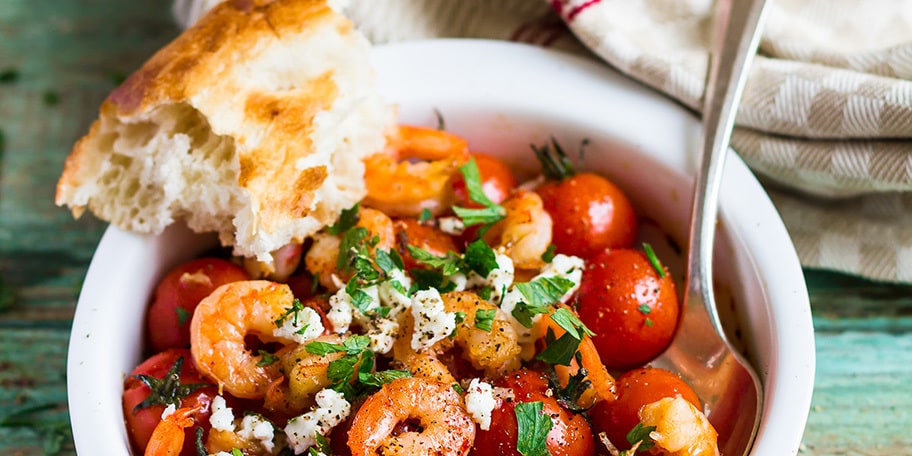 Salata sa škampima, čeri paradajzom i feta sirom