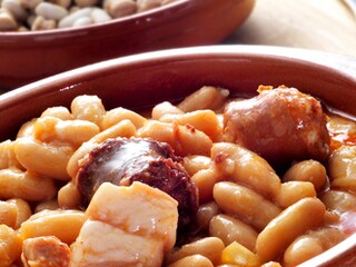 Čorbast pasulj sa slaninom i kobasicom