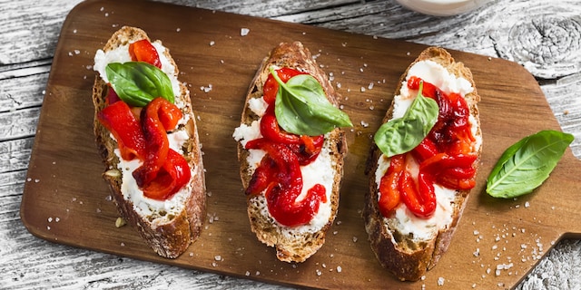 Mali zalogaji sa feta sirom i pečenom paprikom