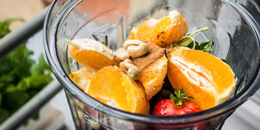 Šejk sa jogurtom, naradžom, jagodama i kikirikijem