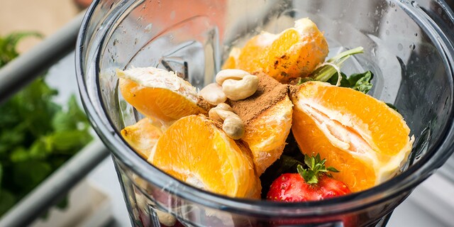 Šejk sa jogurtom, naradžom, jagodama i kikirikijem