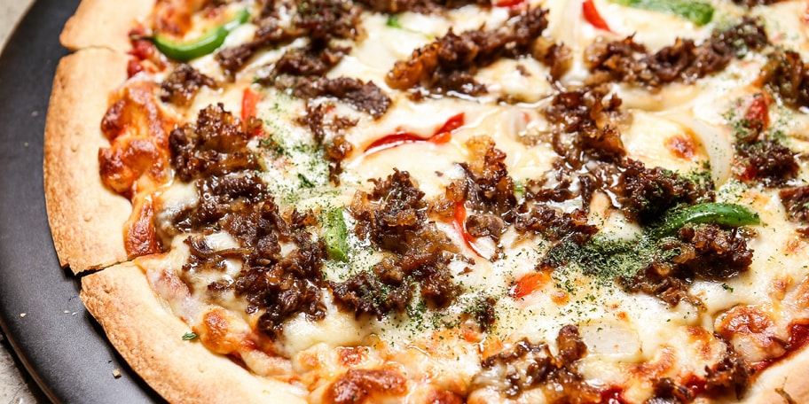 Pica sa mlevenim mesom i čili papričicama