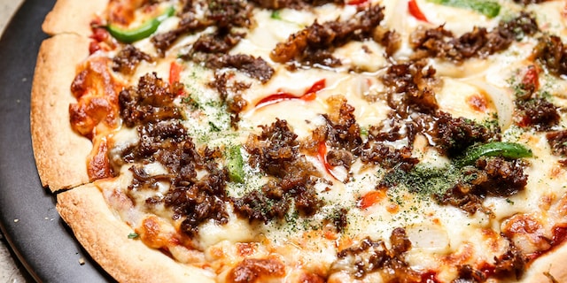 Pica sa mlevenim mesom i čili papričicama