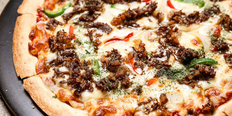 Pica sa mlevenim mesom i čili papričicama