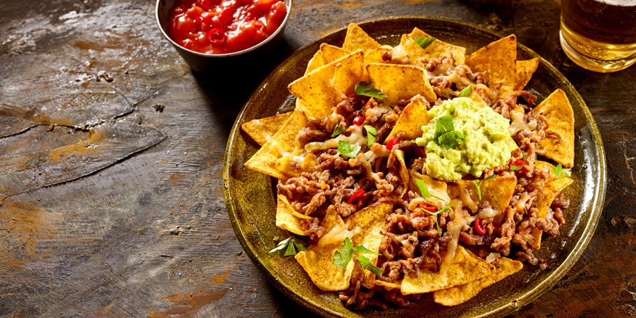Tortilja čips sa sirom, mesom i ljutim sosom