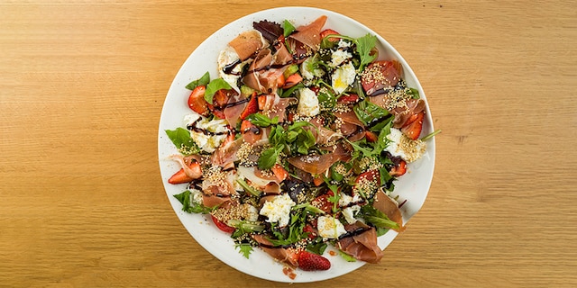 Salata sa jagodama, mocarelom i pršutom