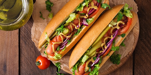 Hot dog sa zelenom salatom i kiselim krastavcima