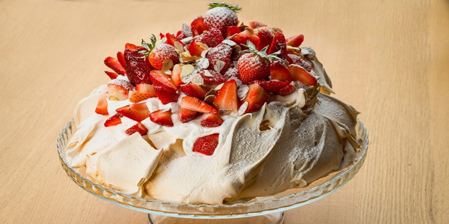 Pavlova sa svežim jagodama