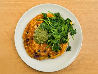 Palačinke od batata sa borovnicama, spanaćem i pestom od oraha