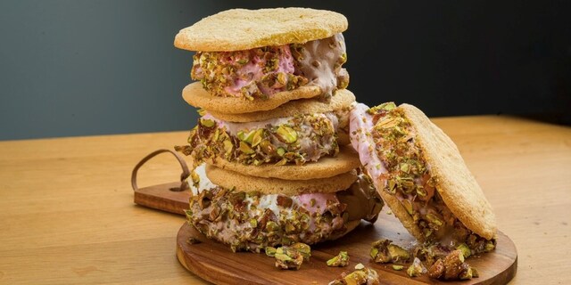 Sendvič sladoled sa domaćim keksom i karamelizovanim pistaćima