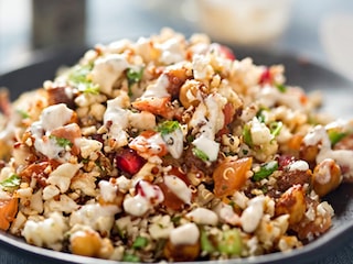 Salata sa kinoom, karfiolom, leblebijama i feta sirom