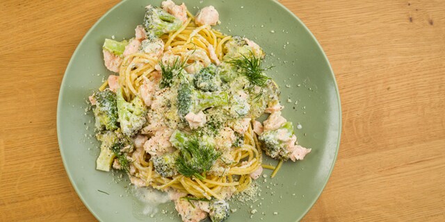 Bezglutenske špagete sa lososom i brokolijem