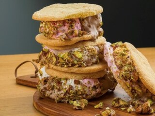 Sendvič sladoled sa domaćim keksom i karamelizovanim pistaćima