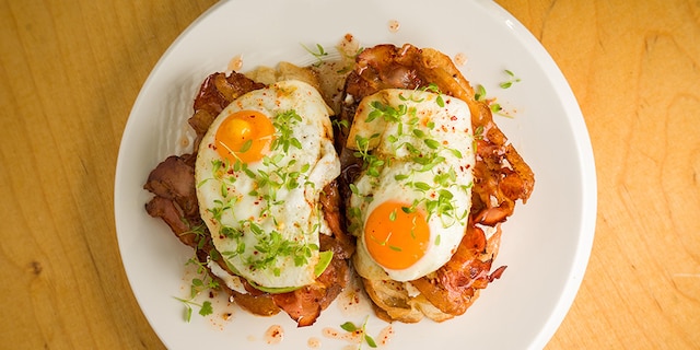 Avokado tost sa slaninom i jajetom