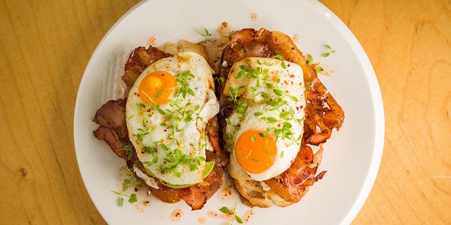 Avokado tost sa slaninom i jajetom