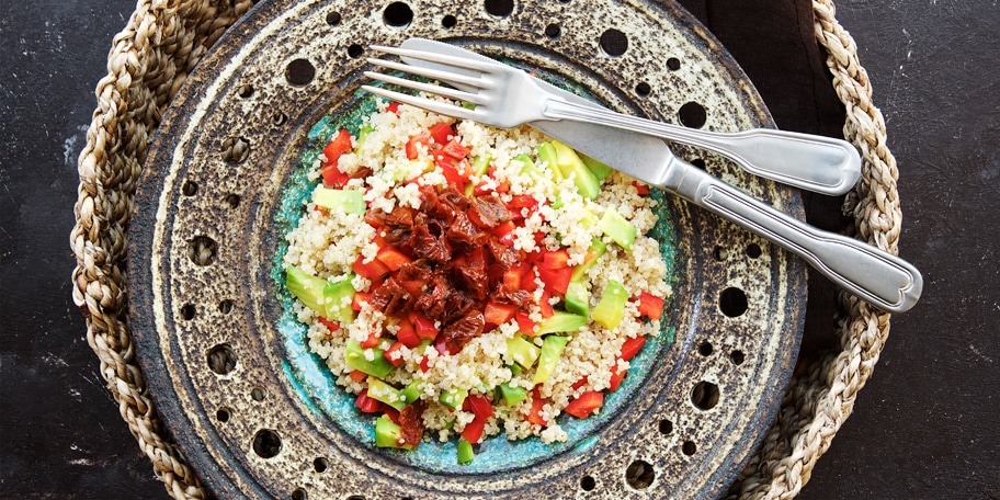 Kinoa salata sa avokadom, paprikom i sušenim paradajzom