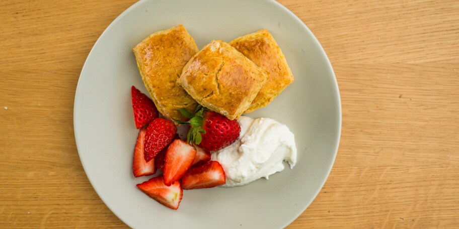 Scones pogačice sa jagodama i kremom