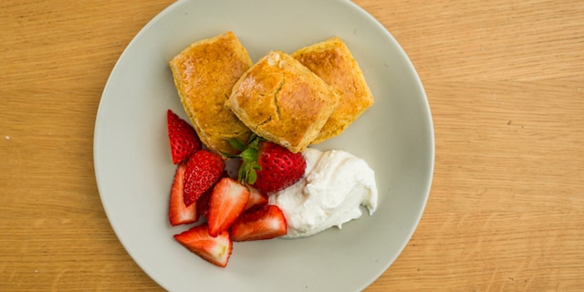 Scones pogačice sa jagodama i kremom