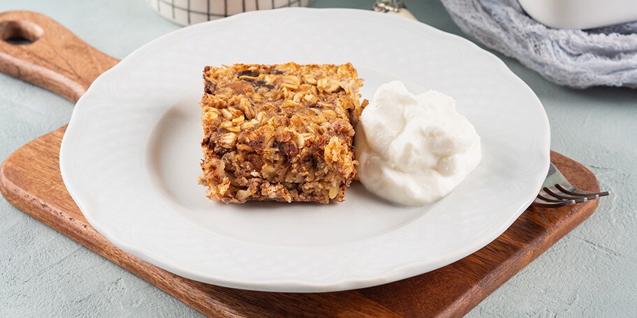 Pečena ovsena tortica sa bananom i kremom od jogurta