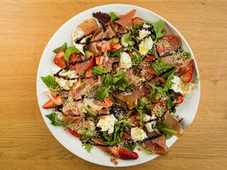 Salata sa jagodama, mocarelom i pršutom