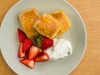 Scones pogačice sa jagodama i kremom