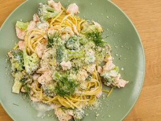 Bezglutenske špagete sa lososom i brokolijem