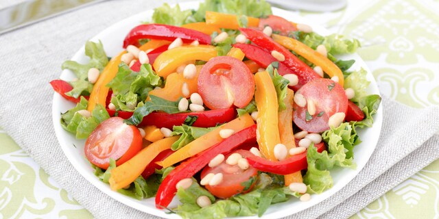 Osvežavajuća šarena salata sa indijskim orahom