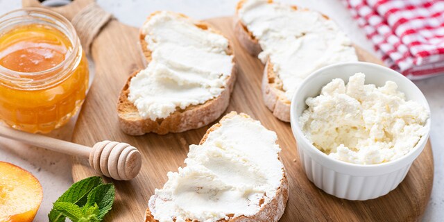 Tost sa rikotom, medom i biberom