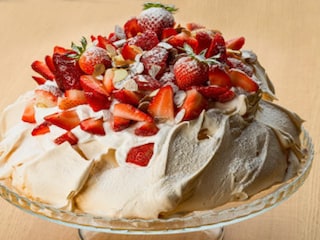 Pavlova sa svežim jagodama