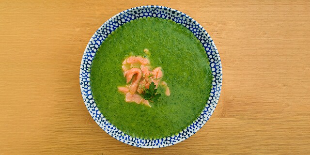 Potaž od tikvica i spanaća sa dimljenim lososom