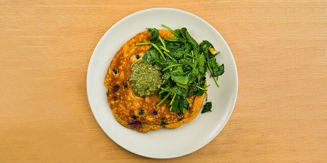 Palačinke od batata sa borovnicama, spanaćem i pestom od oraha